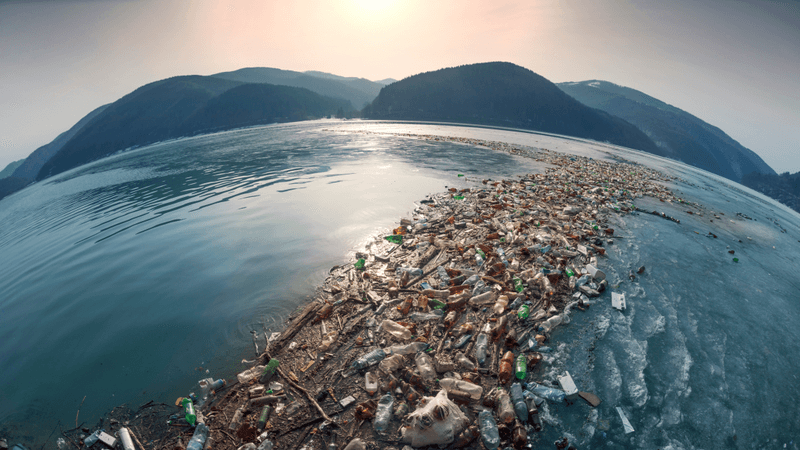 plastic trash in the ocean